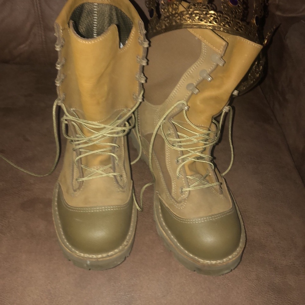 🥾Worn for not even 10 minutes and taken off cos I needed a 10 1/2. Brand new.